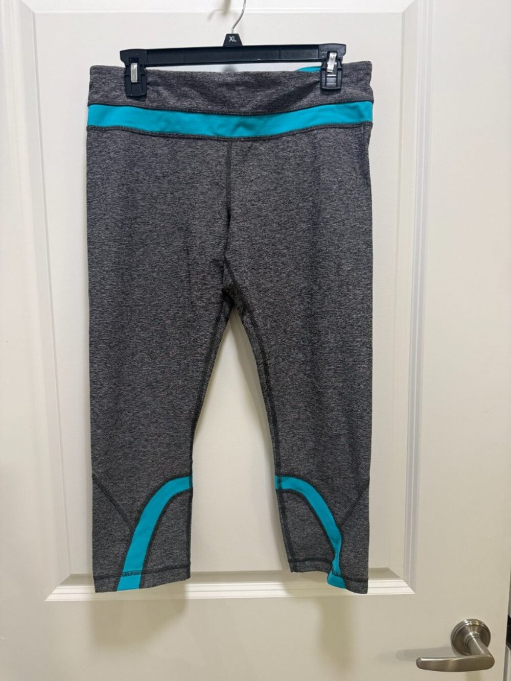 Lululemon Gray Capri Activewear Leggings Sz 10